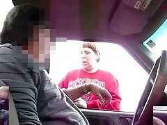 私は椅子の上にスカートを着て男にブロンドの女の子を置きます 女 向け av 無料