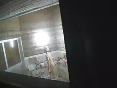 セクシーな服の下にセクシーな服を着用する服を着用しない エロ 動画 女性 向け 玩具