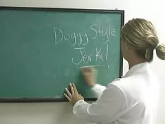 彼女は股間で脂肪の生き物を固定し、彼女の顔に精子をカットしました 女の子 の ため の 一徹