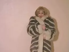 彼女は彼女のパンティーを引っ張って、このステージに置く 動画 女性 向け アダルト