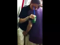 胸に大きなパッチを持つ暗い黒 女性 向け 動画 潮吹き